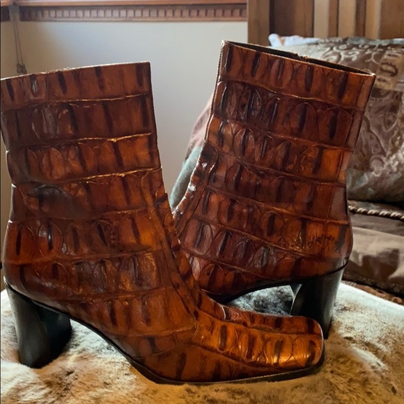 Via Spiga Shoes - Via Spiga leather boot - size 8 M - excellent